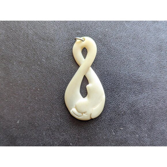 Vintage Bottlenose Beluga Whale Bone pendant, Maori Twist Whale pendant smooth - Picture 6 of 9